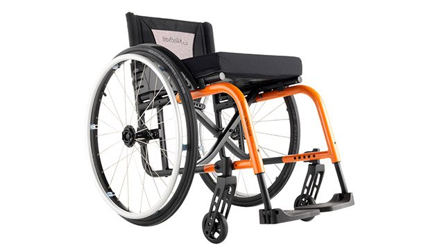 Moderner Aktivrollstuhl mit orangefarbenem Rahmen