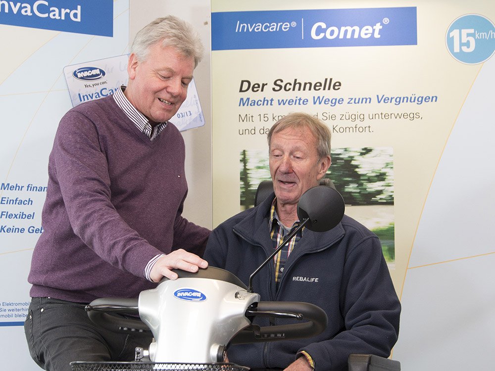 Einweisung in ein Elektromobil von Invacare bei Petsch Rehatechnik Kunde erhält persönliche Einweisung in die Bedienung eines Invacare Comet Elektromobils durch einen Mitarbeiter von Petsch Rehatechnik